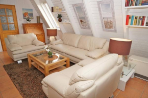 Zeltdachhaus mit TV im Schlafzimme in Damp